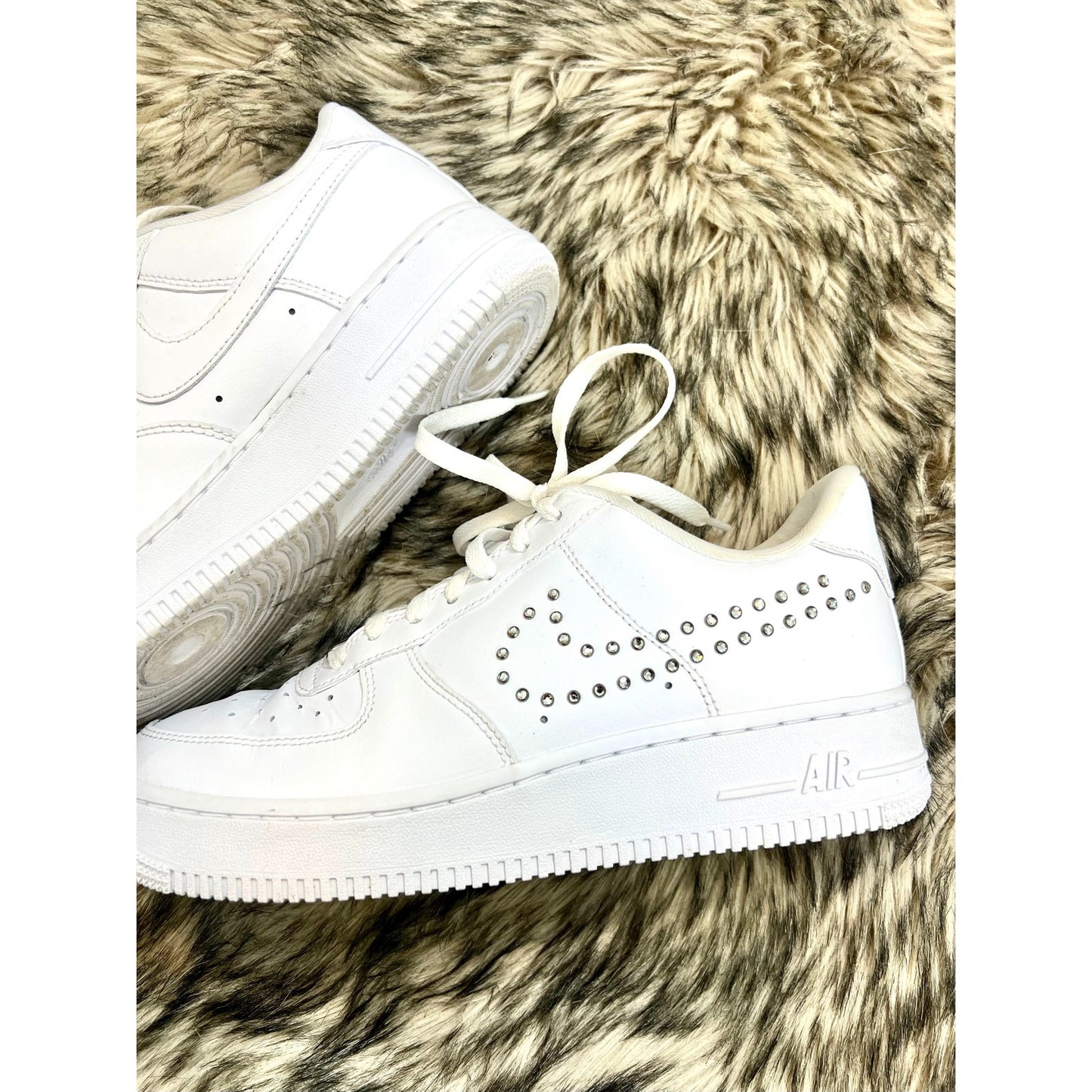 Nike Air Force 1 Womens Sneakers in White Diamond Stud Swoosh Size 8.5 Running