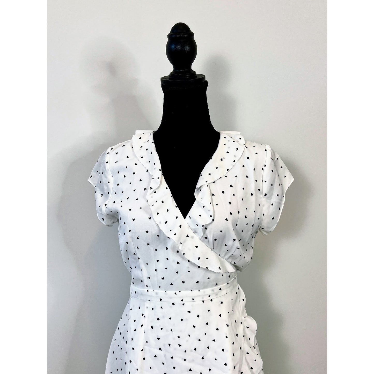 Sunday Best Savoy Wrap Dress White/Black Hearts Size 2 Pullover V-Neck Ruffle