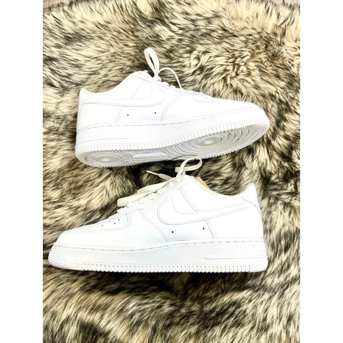 Nike Air Force 1 Womens Sneakers in White Diamond Stud Swoosh Size 8.5 Running