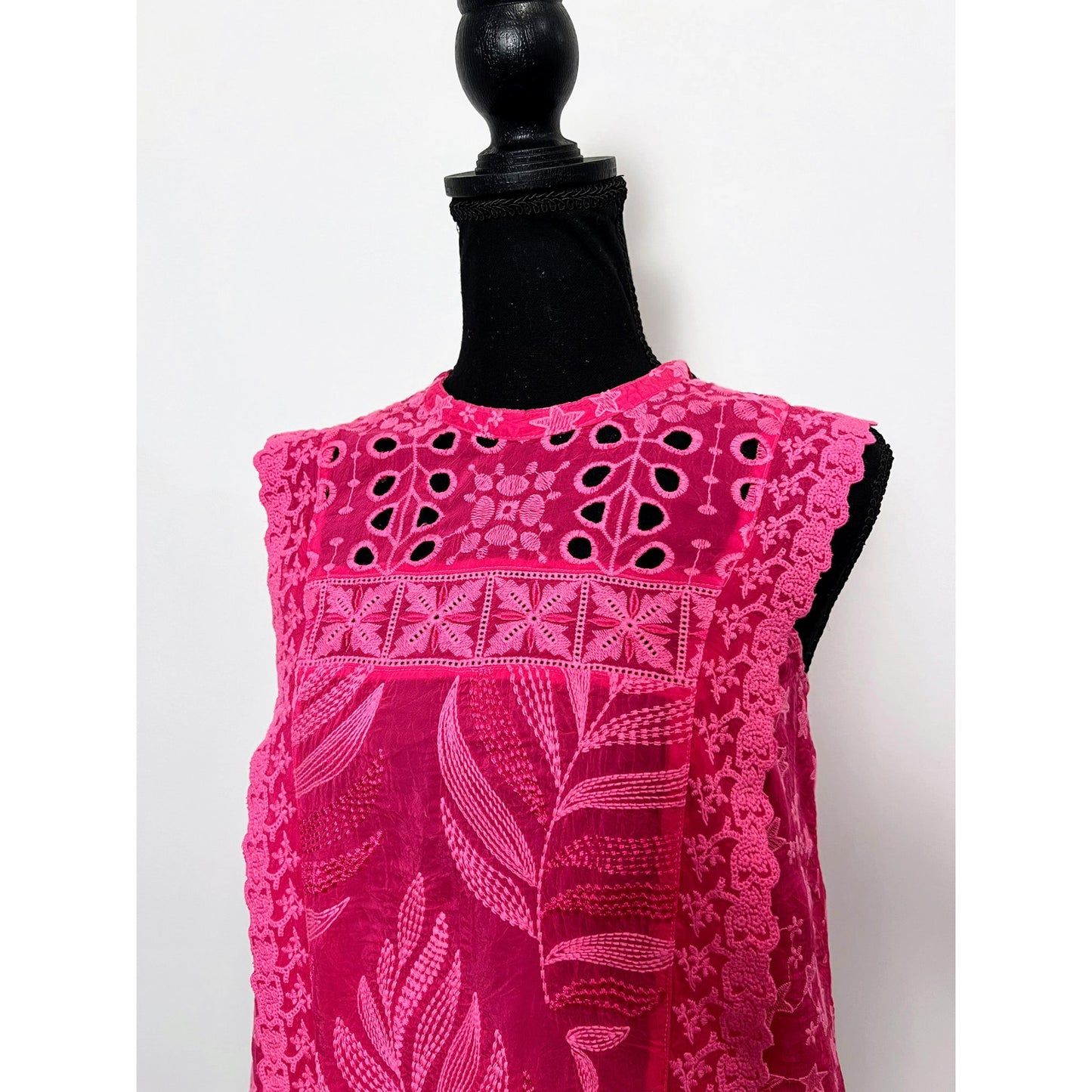 Johnny Was Leafy Concetta Blouse in Pink Size XS Sleeveless Embroidered Keyhole